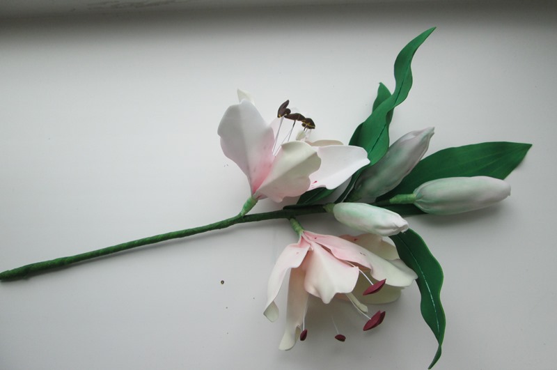 Веточка лилии из фоамирана с бутоном и цветком, пошаговое фото