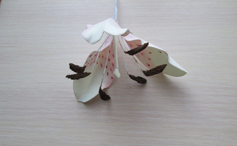 Цветок лилии из фоамирана, пошаговое фото сборки