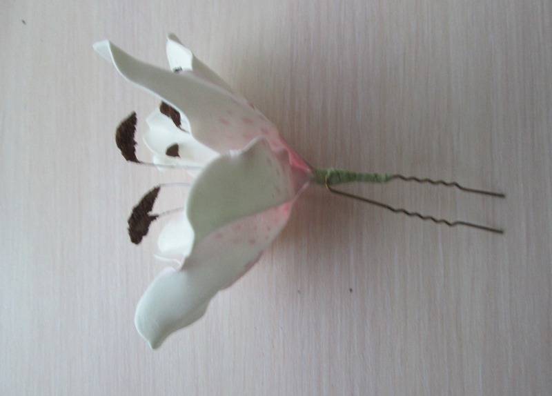 Цветок лилии из фоамирана на шпильке, фото пошаговое
