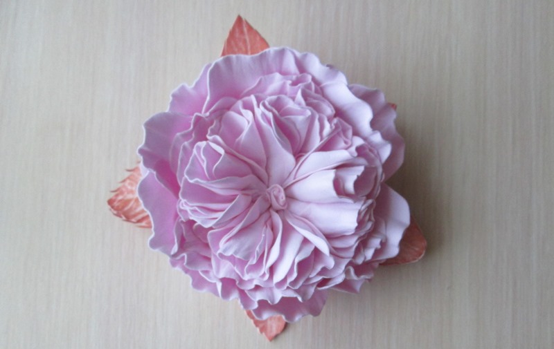 Пионовидная роза, выполненная в розовой цветовой гамме.